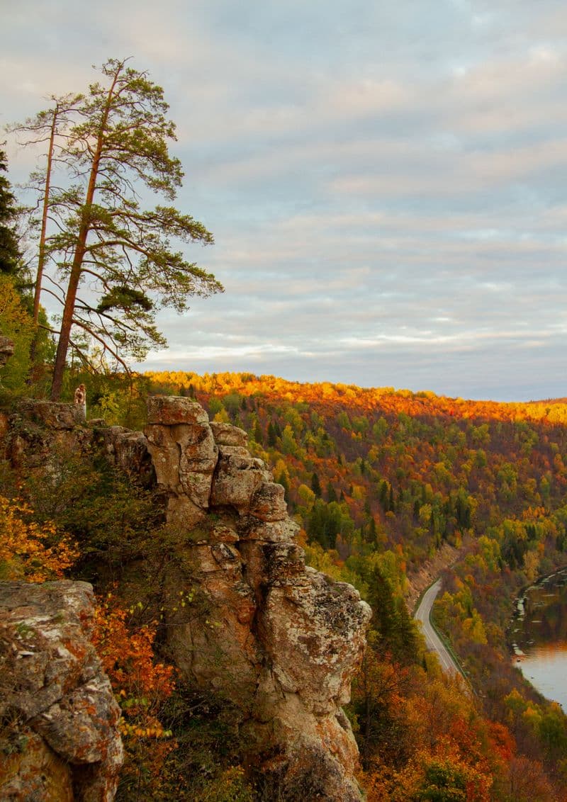 Dundas Peak in fall colour
